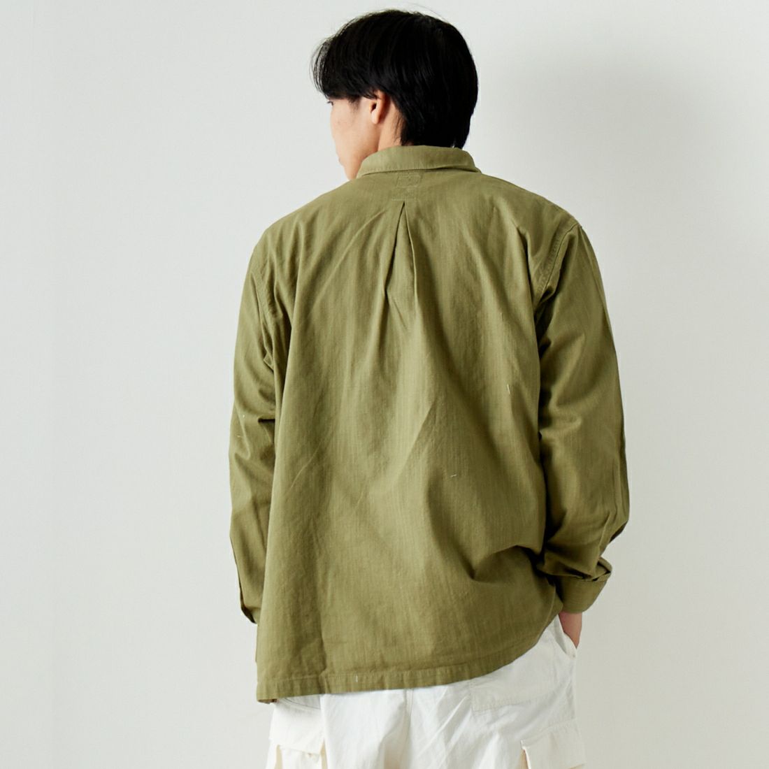 ARMY TWILL SANFORIZED [アーミーツイル サンフォライズド] コットンスラブ プルオーバーシャツ [AM-2417005] KHAKI &&モデル身長：179cm 着用サイズ：L&&