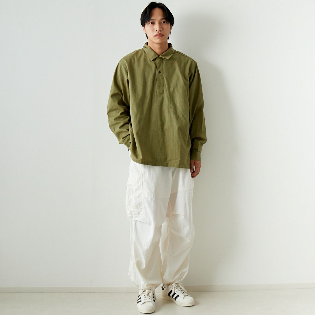 ARMY TWILL SANFORIZED [アーミーツイル サンフォライズド] コットンスラブ プルオーバーシャツ [AM-2417005] KHAKI &&モデル身長：179cm 着用サイズ：L&&