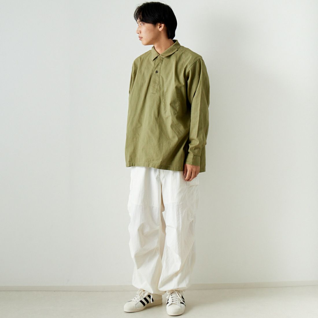 ARMY TWILL SANFORIZED [アーミーツイル サンフォライズド] コットンスラブ プルオーバーシャツ [AM-2417005] KHAKI &&モデル身長：179cm 着用サイズ：L&&