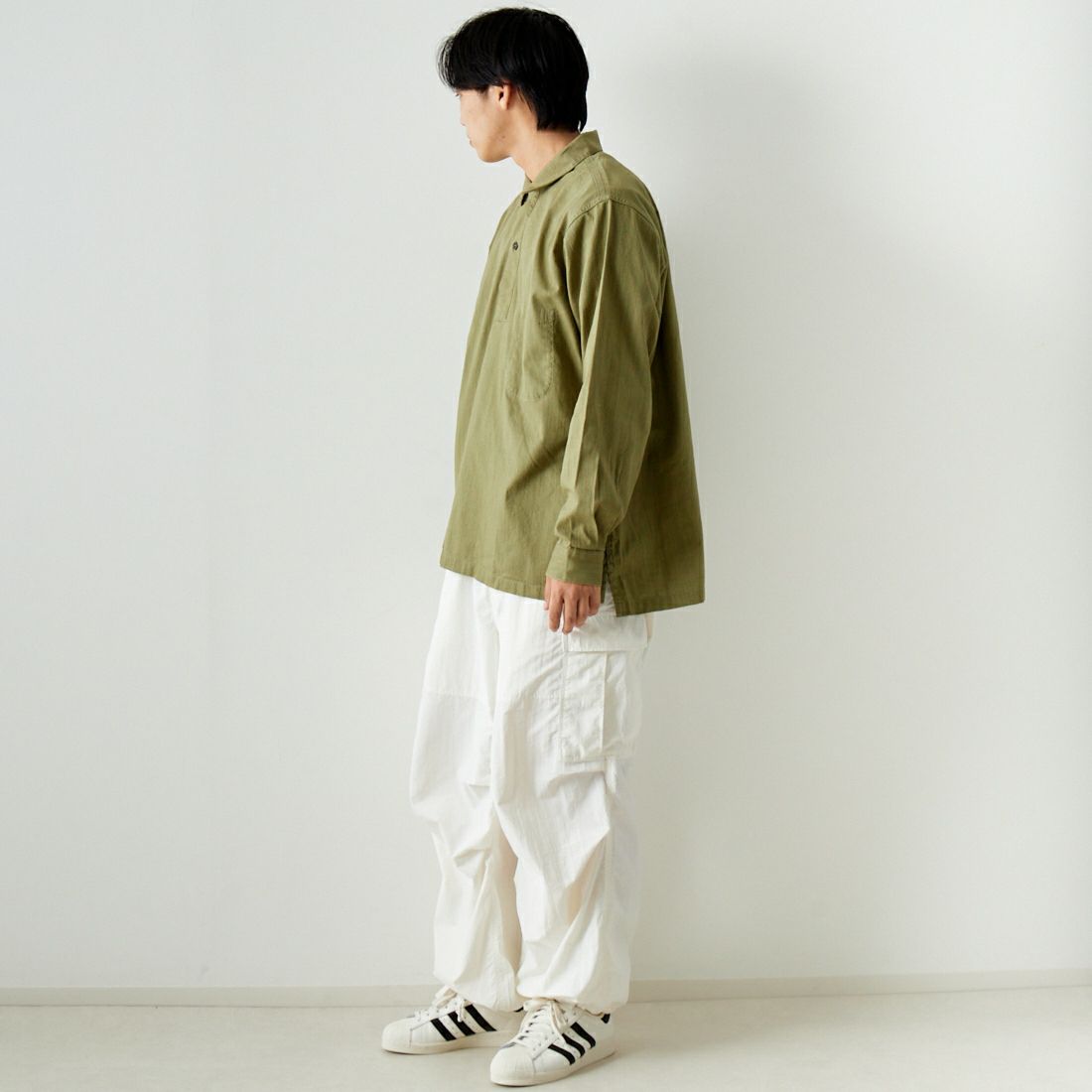 ARMY TWILL SANFORIZED [アーミーツイル サンフォライズド] コットンスラブ プルオーバーシャツ [AM-2417005] KHAKI &&モデル身長：179cm 着用サイズ：L&&