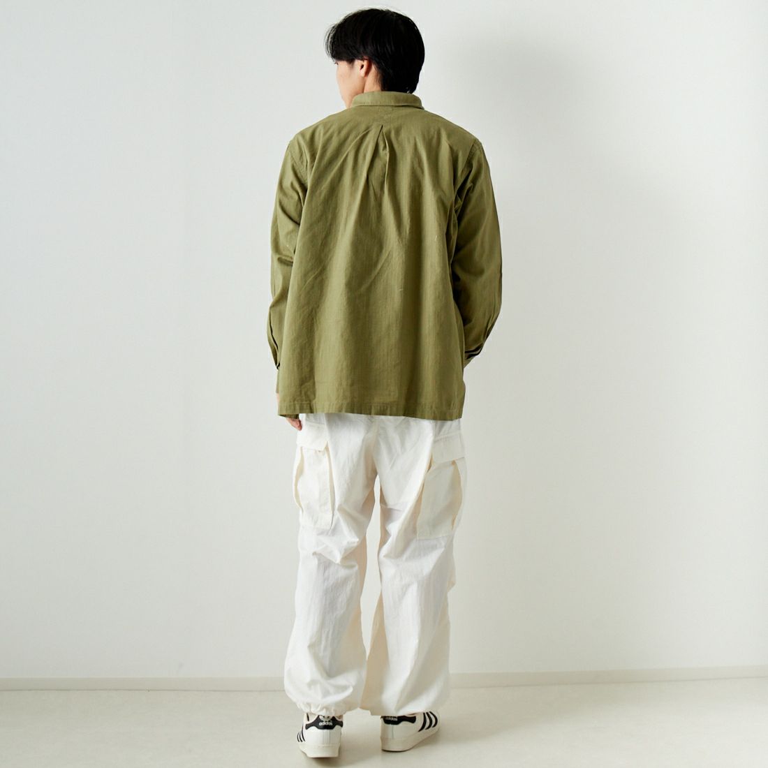ARMY TWILL SANFORIZED [アーミーツイル サンフォライズド] コットンスラブ プルオーバーシャツ [AM-2417005] KHAKI &&モデル身長：179cm 着用サイズ：L&&
