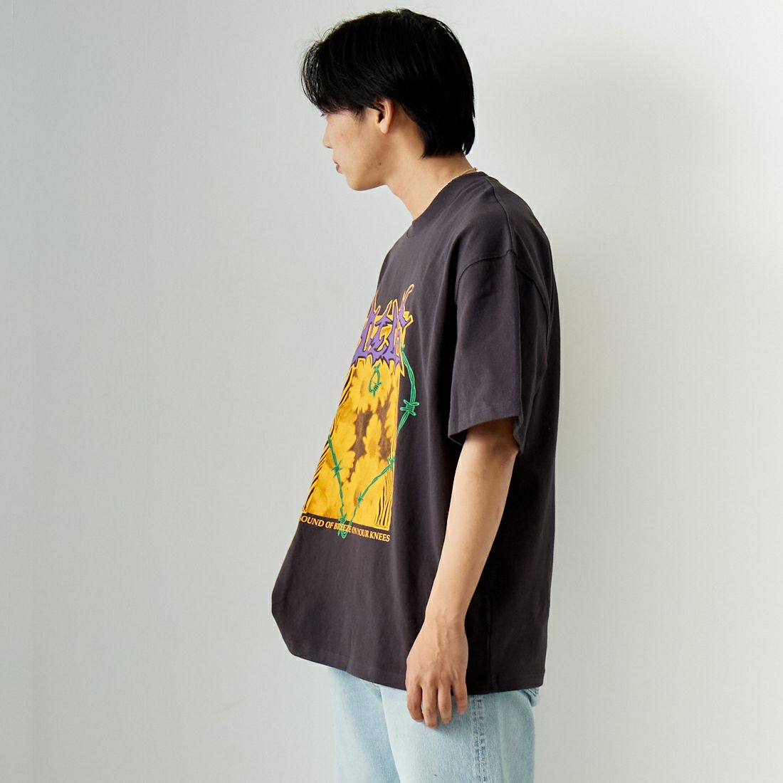 DEUS EX MACHINA [デウス エクス マキナ] BREEZE Tシャツ [DMP241275D] ANTHRACITE &&モデル身長：179cm 着用サイズ：L&&