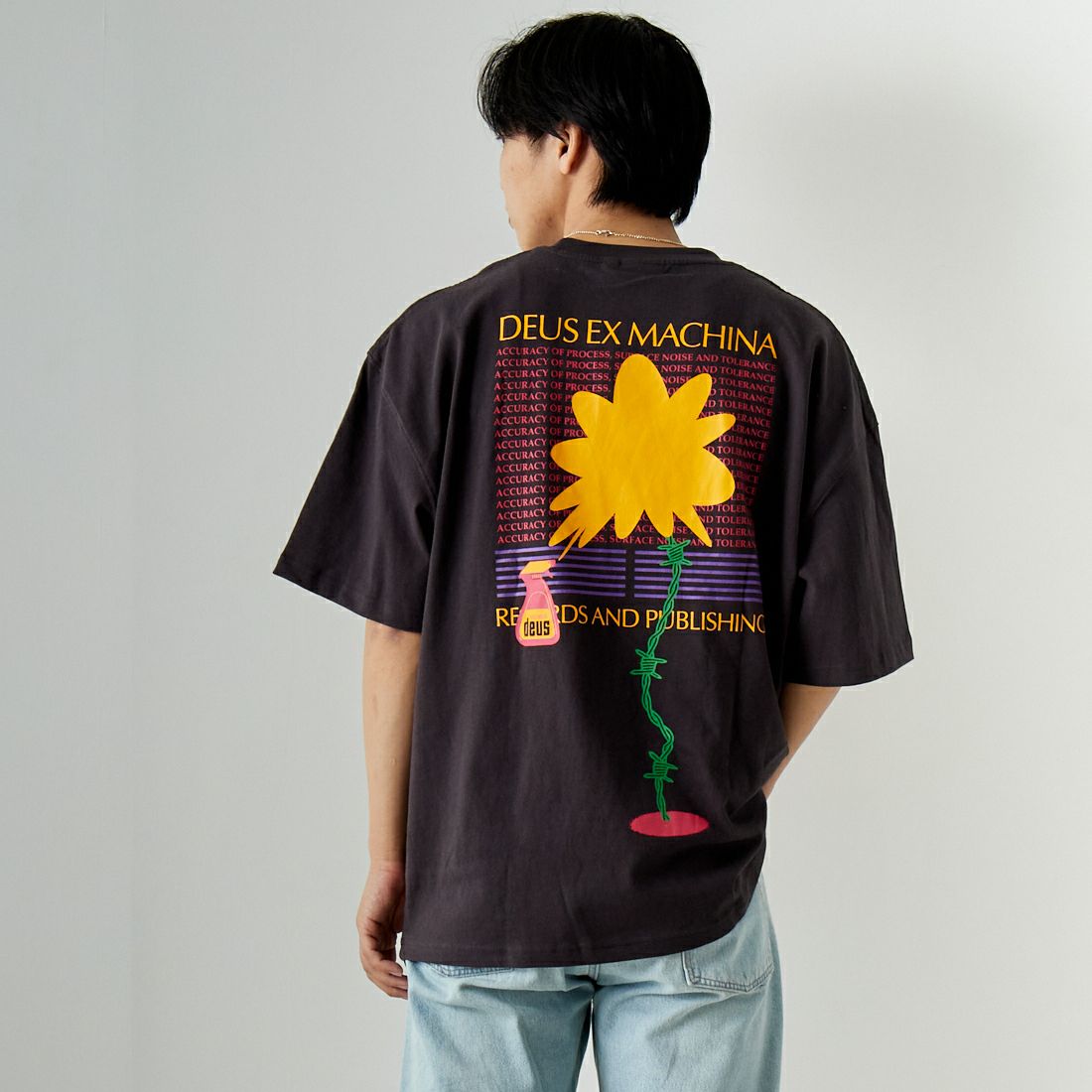 DEUS EX MACHINA [デウス エクス マキナ] BREEZE Tシャツ [DMP241275D] ANTHRACITE &&モデル身長：179cm 着用サイズ：L&&