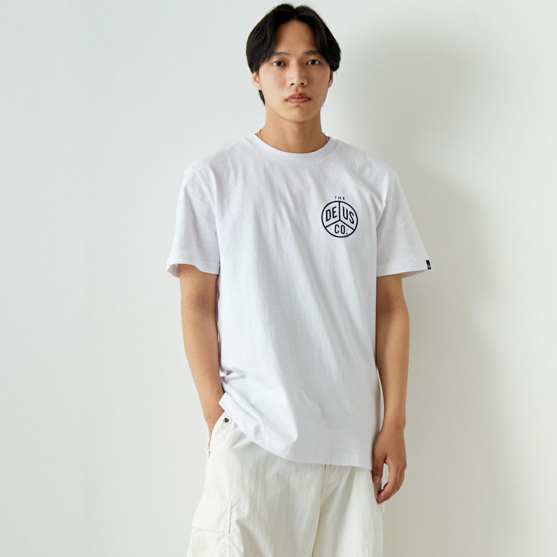 DEUS EX MACHINA [デウス エクス マキナ] PEACES Tシャツ [DMP241438D] WHITE &&モデル身長：179cm 着用サイズ：L&&