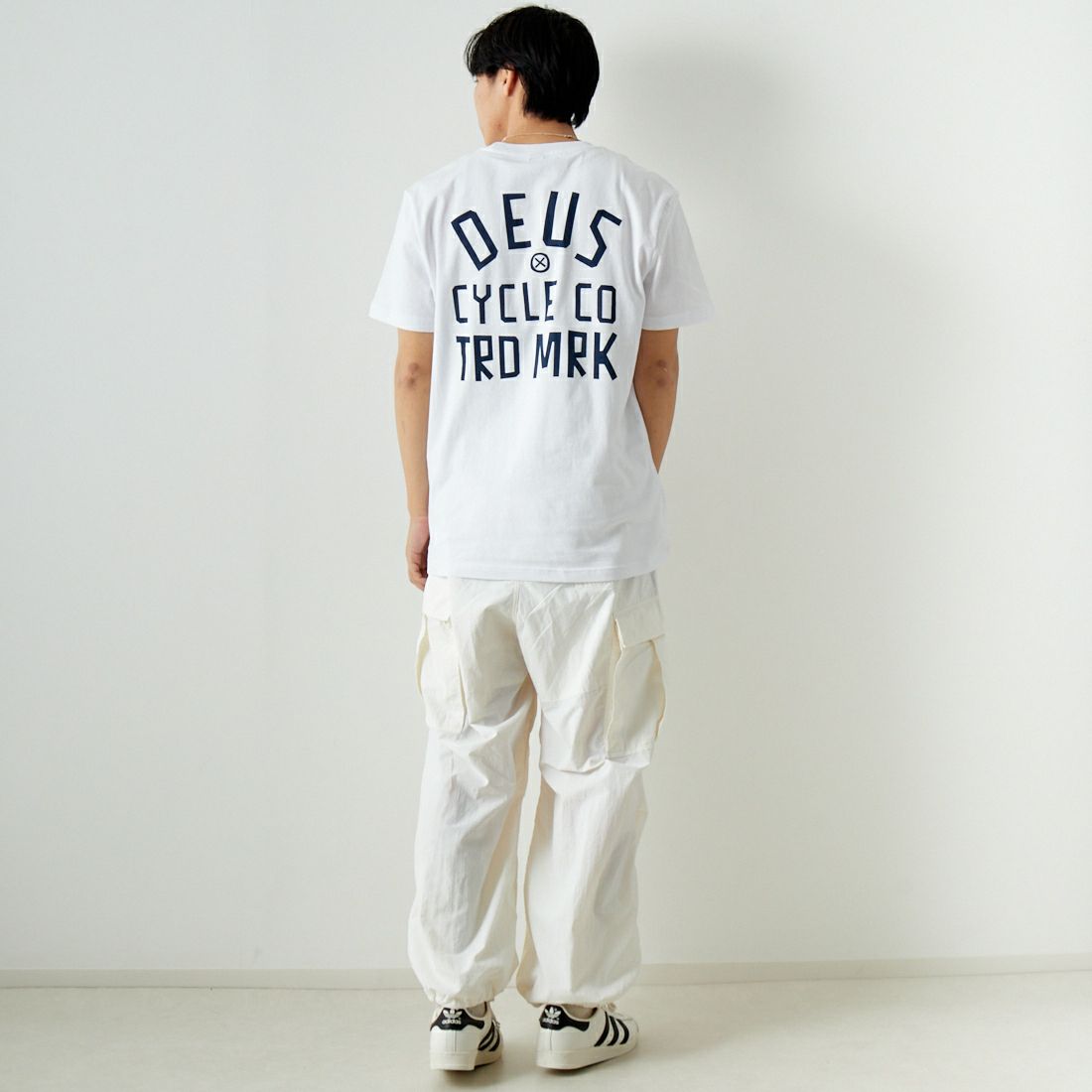 DEUS EX MACHINA [デウス エクス マキナ] PEACES Tシャツ [DMP241438D] WHITE &&モデル身長：179cm 着用サイズ：L&&