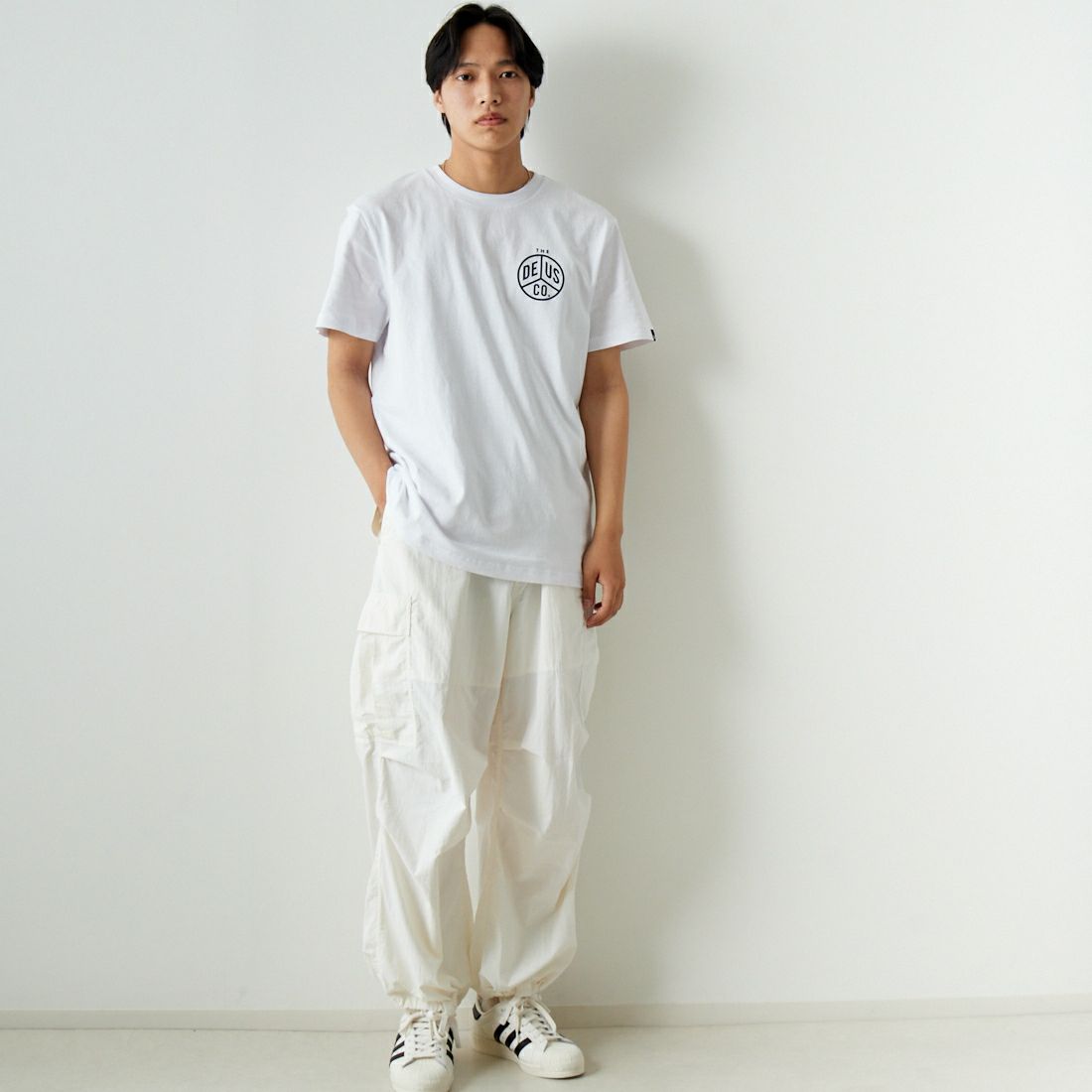 DEUS EX MACHINA [デウス エクス マキナ] PEACES Tシャツ [DMP241438D] WHITE &&モデル身長：179cm 着用サイズ：L&&