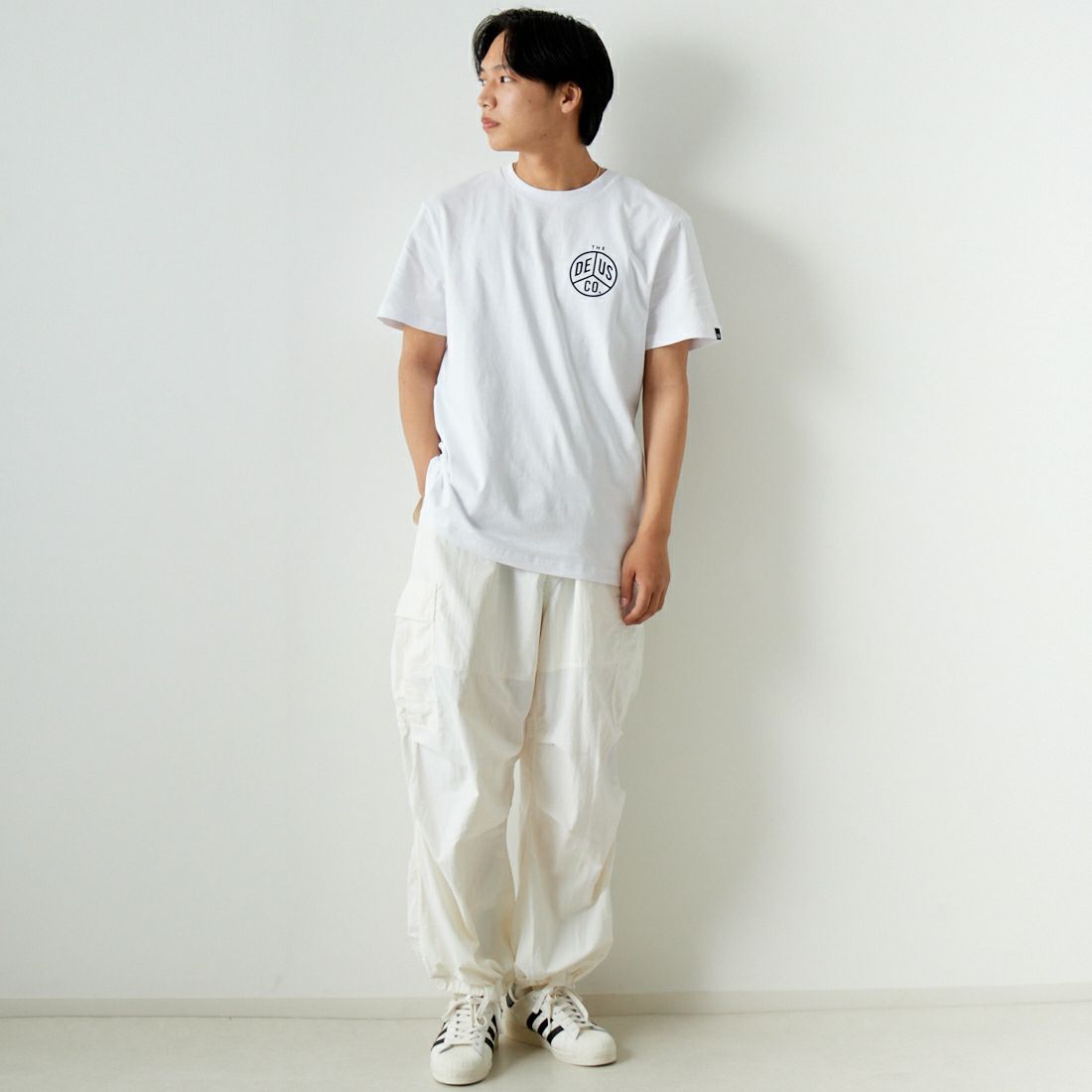 DEUS EX MACHINA [デウス エクス マキナ] PEACES Tシャツ [DMP241438D] WHITE &&モデル身長：179cm 着用サイズ：L&&