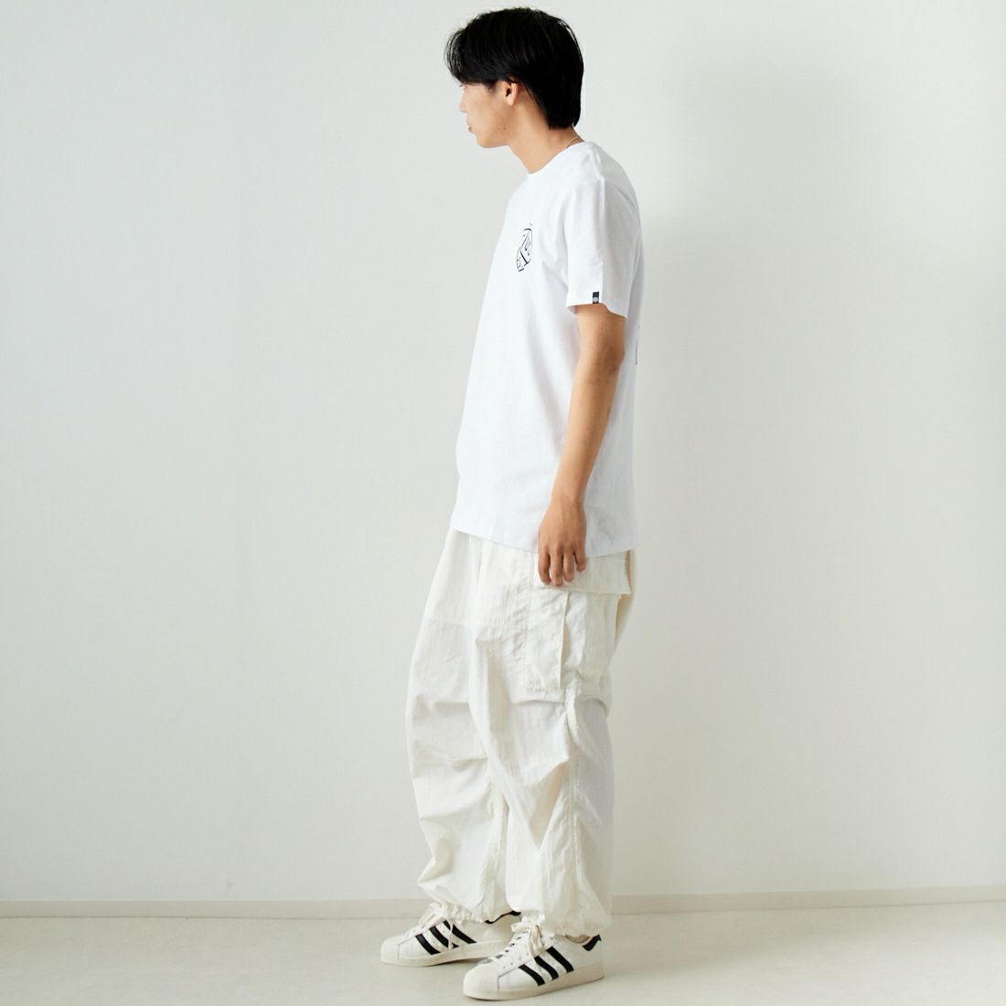 DEUS EX MACHINA [デウス エクス マキナ] PEACES Tシャツ [DMP241438D] WHITE &&モデル身長：179cm 着用サイズ：L&&