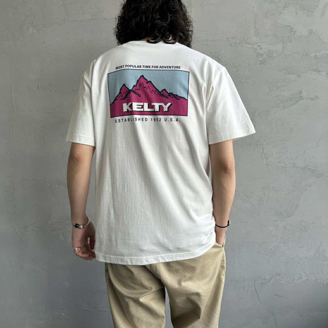 KELTY [ケルティ] 別注 バックプリントTシャツ [KE241W30IN01-JF] ﾎﾜｲﾄ &&モデル身長：173cm 着用サイズ：M&&