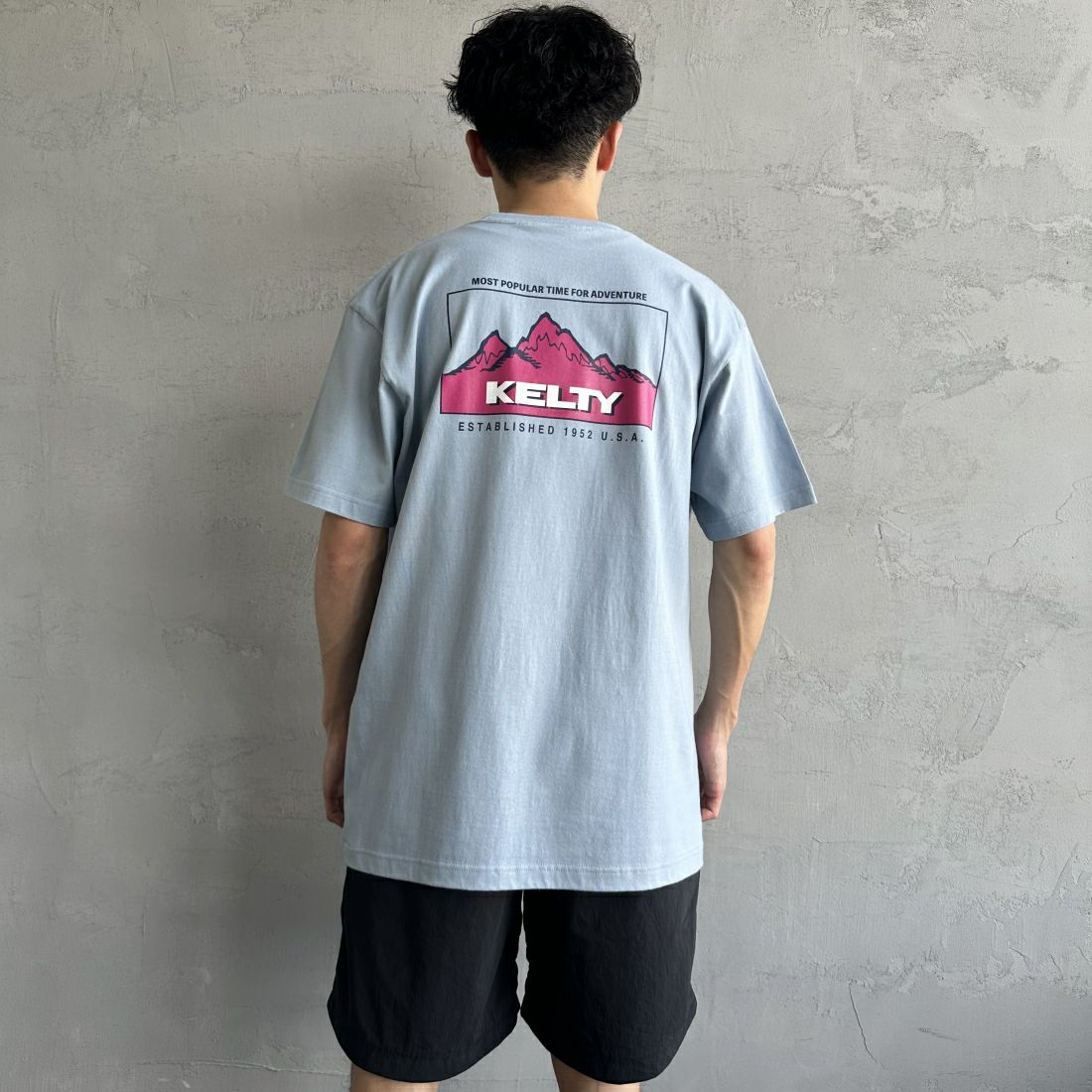 KELTY [ケルティ] 別注 バックプリントTシャツ [KE241W30IN01-JF] ｱｼｯﾄﾞﾌﾞﾙｰ &&モデル身長：168cm 着用サイズ：L&&
