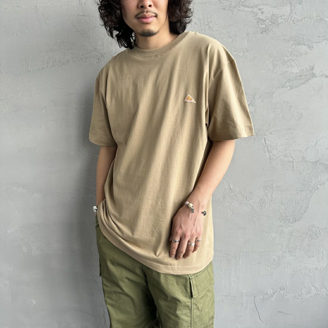 KELTY [ケルティ] 別注 バックプリントTシャツ [KE241W30IN01-JF] ｻﾝﾄﾞｶｰｷ &&モデル身長：173cm 着用サイズ：L&&