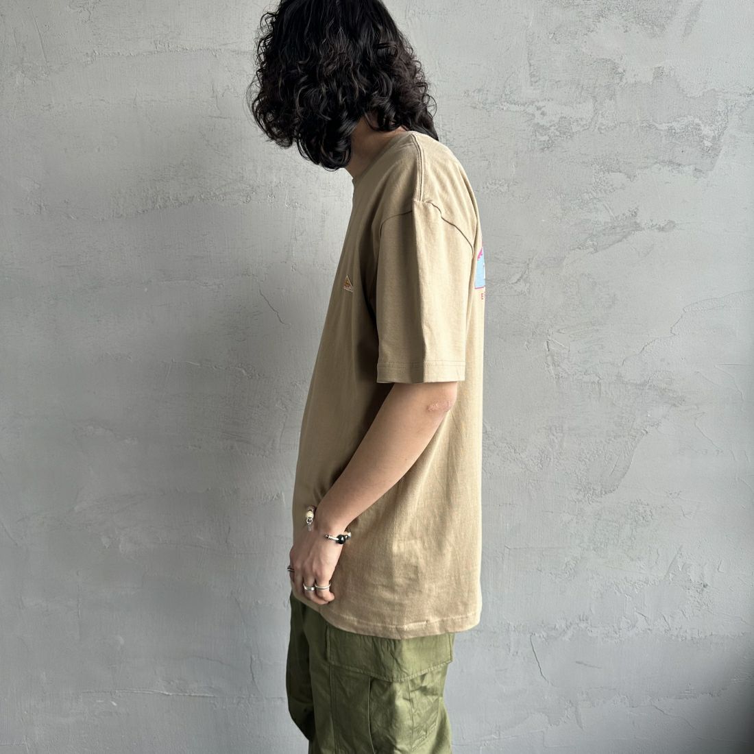 KELTY [ケルティ] 別注 バックプリントTシャツ [KE241W30IN01-JF] ｻﾝﾄﾞｶｰｷ &&モデル身長：173cm 着用サイズ：L&&