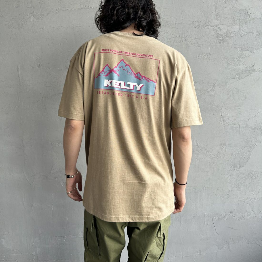 KELTY [ケルティ] 別注 バックプリントTシャツ [KE241W30IN01-JF] ｻﾝﾄﾞｶｰｷ &&モデル身長：173cm 着用サイズ：L&&