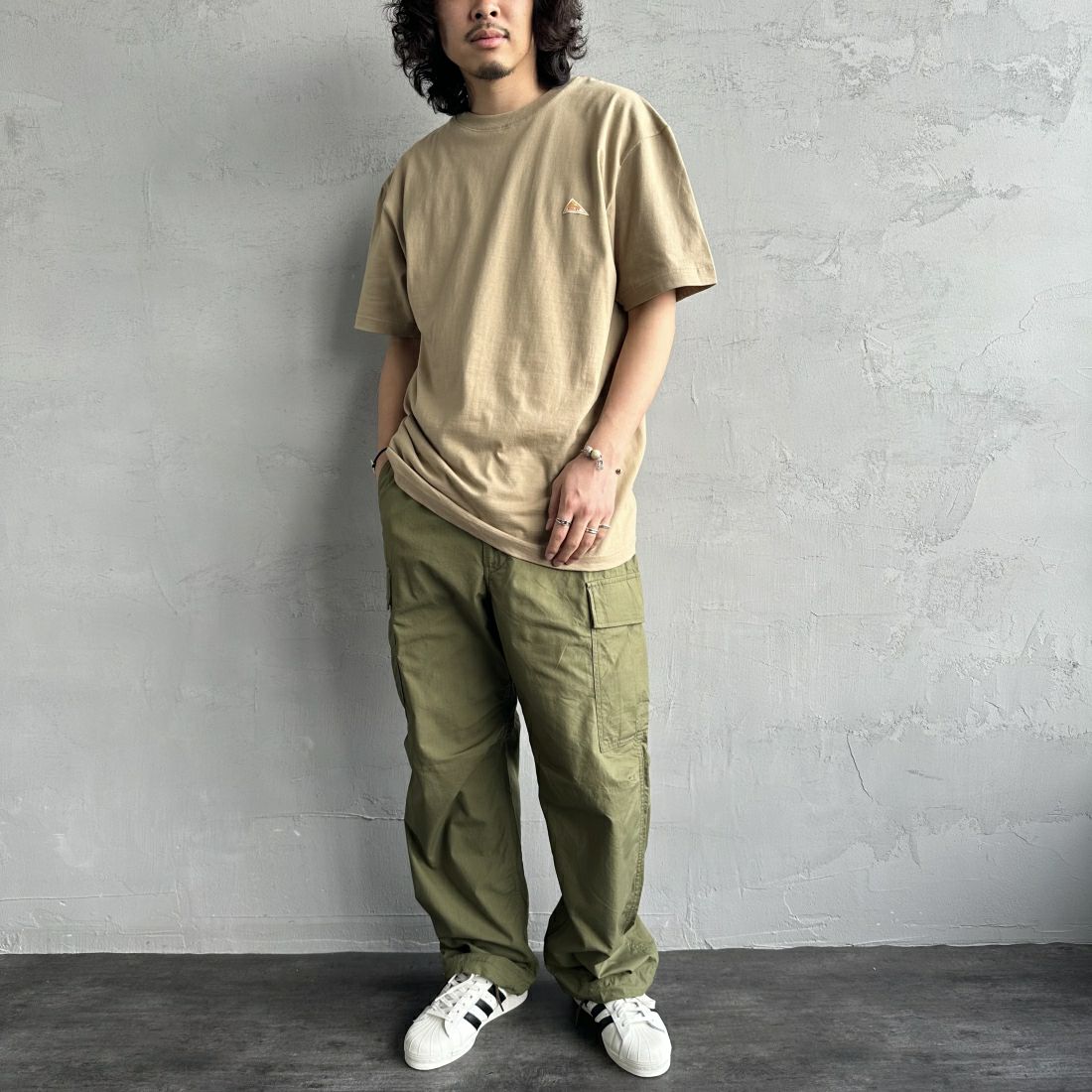 KELTY [ケルティ] 別注 バックプリントTシャツ [KE241W30IN01-JF] ｻﾝﾄﾞｶｰｷ &&モデル身長：173cm 着用サイズ：L&&