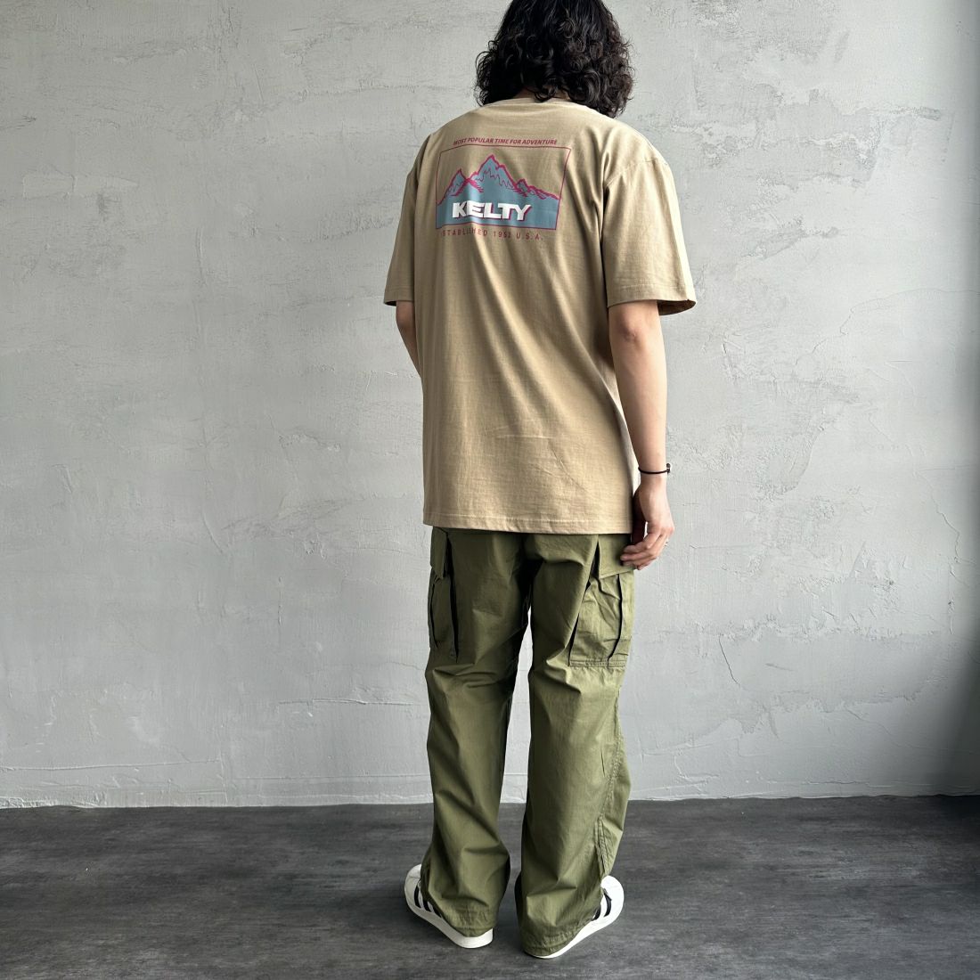 KELTY [ケルティ] 別注 バックプリントTシャツ [KE241W30IN01-JF] ｻﾝﾄﾞｶｰｷ &&モデル身長：173cm 着用サイズ：L&&