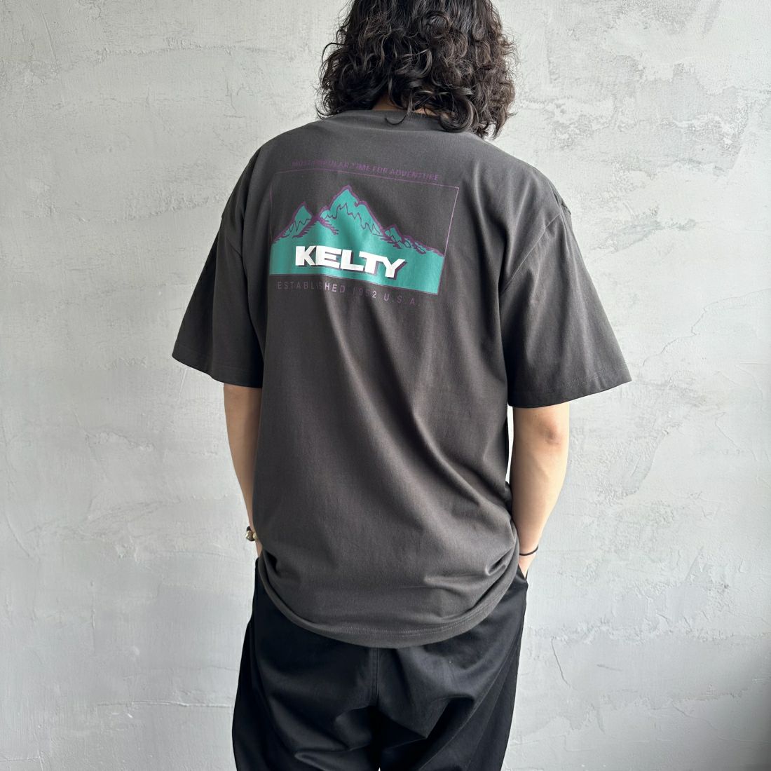 KELTY [ケルティ] 別注 バックプリントTシャツ [KE241W30IN01-JF] ｽﾐｸﾛ &&モデル身長：173cm 着用サイズ：L&&