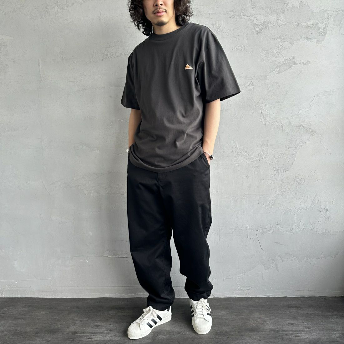 KELTY [ケルティ] 別注 バックプリントTシャツ [KE241W30IN01-JF] ｽﾐｸﾛ &&モデル身長：173cm 着用サイズ：L&&