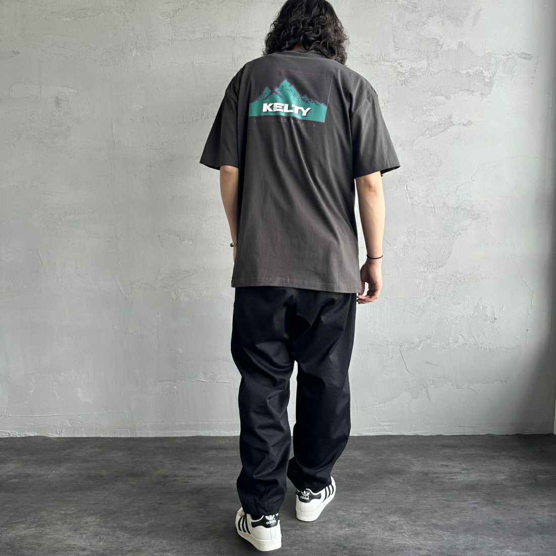 KELTY [ケルティ] 別注 バックプリントTシャツ [KE241W30IN01-JF] ｽﾐｸﾛ &&モデル身長：173cm 着用サイズ：L&&