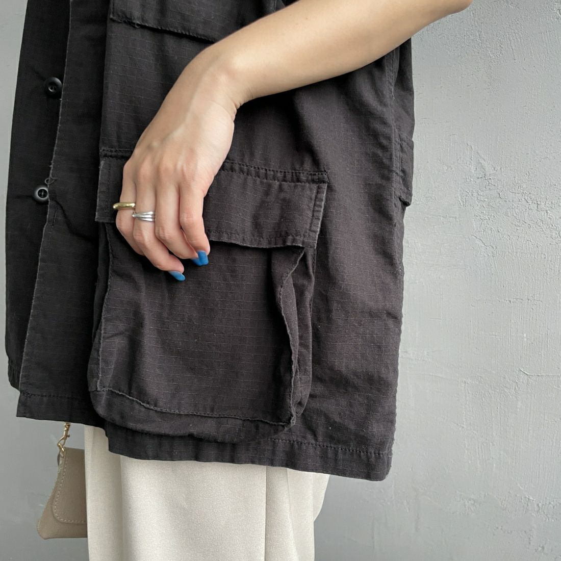ROTHCO [ロスコ] BDUノースリーブシャツジャケット [BDSH-NOSLEEVE] BLACK&&モデル身長：163cm 着用サイズ：L&&