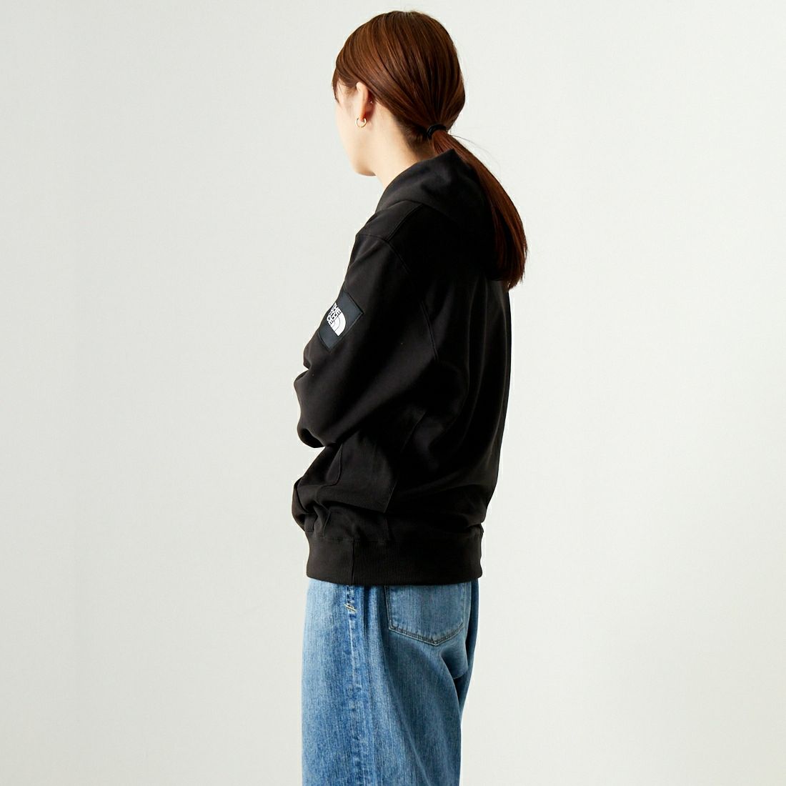 THE NORTH FACE [ザ ノースフェイス] スクエアロゴフーディ [NT12333] K &&モデル身長：167cm 着用サイズ：S&&