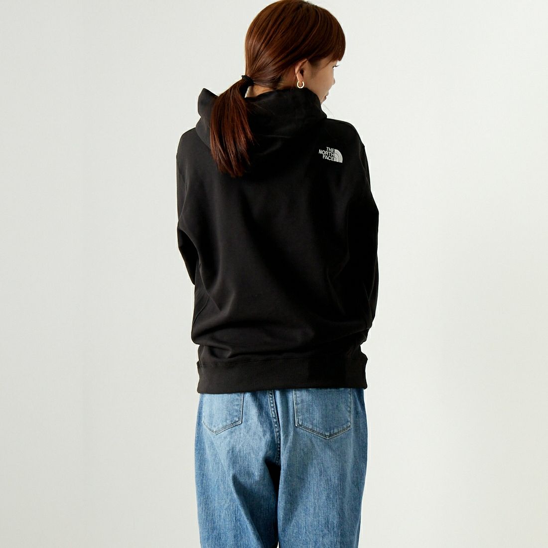 THE NORTH FACE [ザ ノースフェイス] スクエアロゴフーディ [NT12333] K &&モデル身長：167cm 着用サイズ：S&&