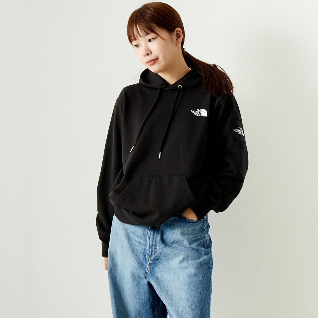 THE NORTH FACE [ザ ノースフェイス] スクエアロゴフーディ [NT12333] K &&モデル身長：167cm 着用サイズ：S&&