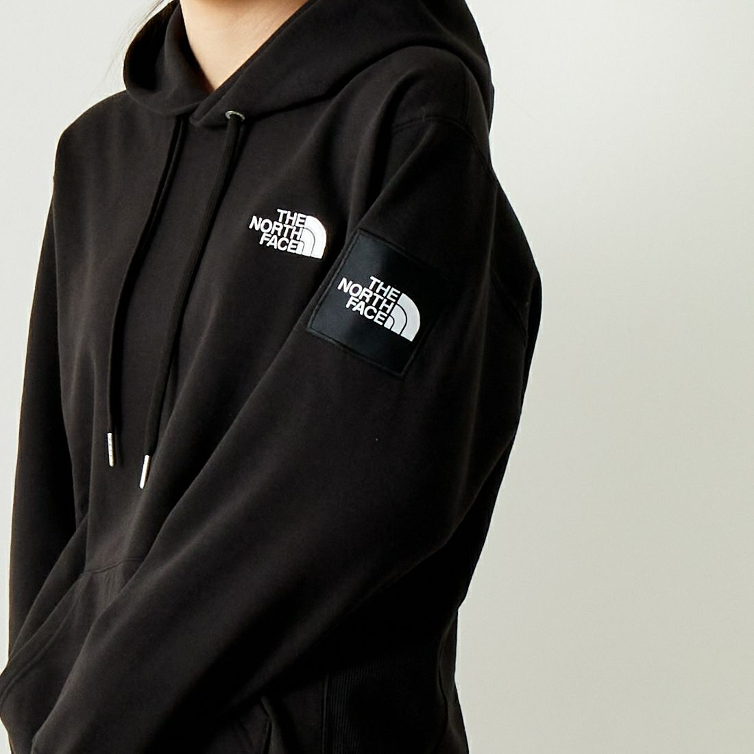 THE NORTH FACE [ザ ノースフェイス] スクエアロゴフーディ [NT12333] K &&モデル身長：167cm 着用サイズ：S&&