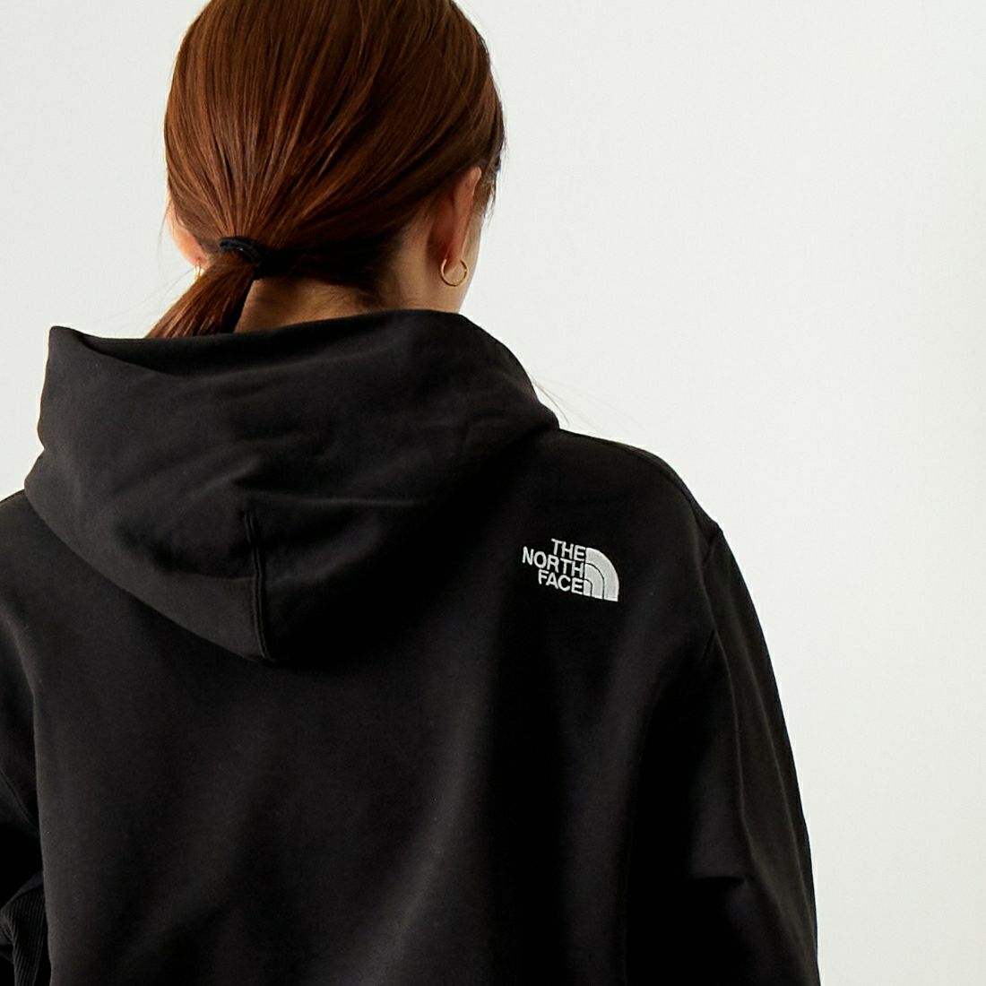THE NORTH FACE [ザ ノースフェイス] スクエアロゴフーディ [NT12333] K &&モデル身長：167cm 着用サイズ：S&&
