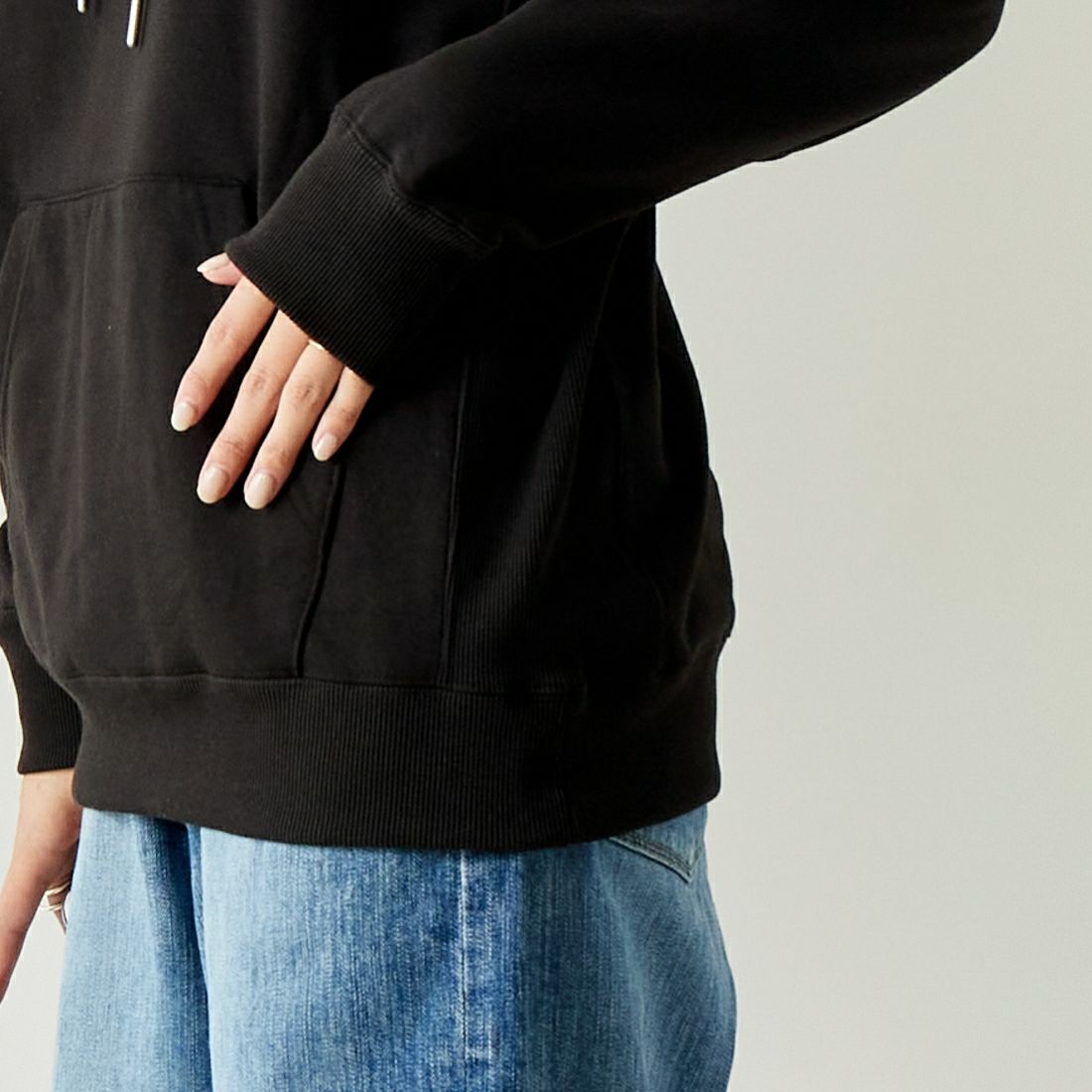 THE NORTH FACE [ザ ノースフェイス] スクエアロゴフーディ [NT12333] K &&モデル身長：167cm 着用サイズ：S&&