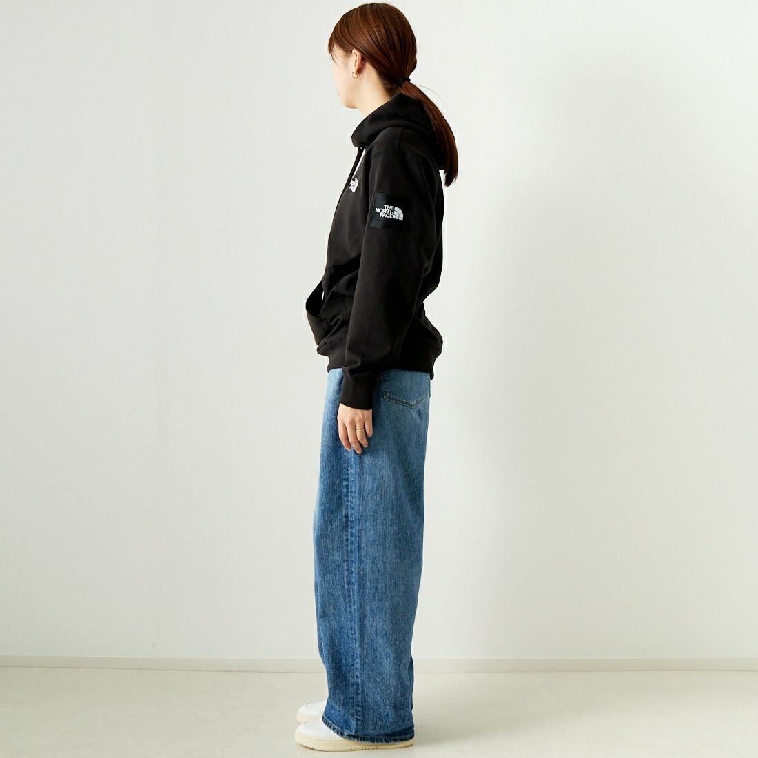 THE NORTH FACE [ザ ノースフェイス] スクエアロゴフーディ [NT12333] K &&モデル身長：167cm 着用サイズ：S&&