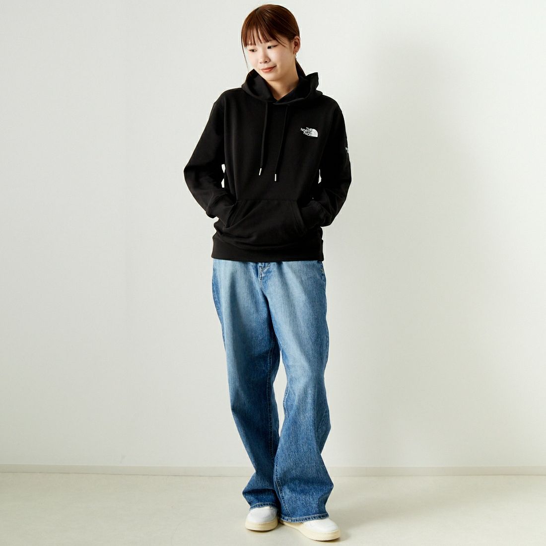 THE NORTH FACE [ザ ノースフェイス] スクエアロゴフーディ [NT12333] K &&モデル身長：167cm 着用サイズ：S&&