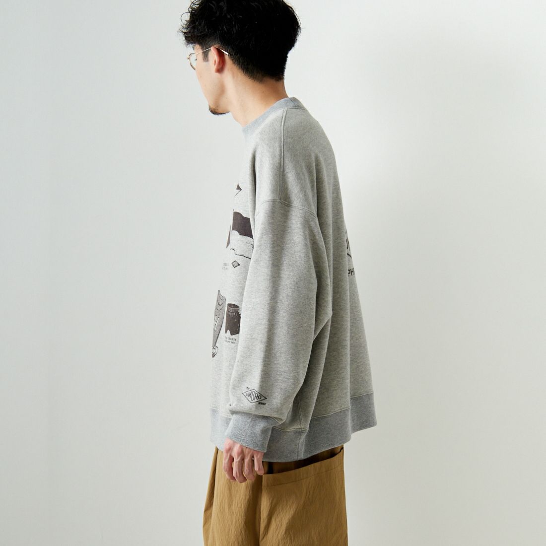 UMBRO HOUSE [アンブロハウス] オールドアーカイブ プリントスウェット [UH0101-M2002C] GREY&&モデル身長：168cm 着用サイズ：L&&