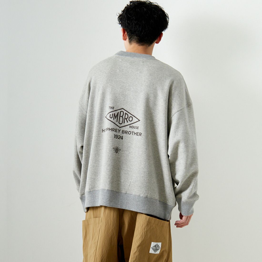 UMBRO HOUSE [アンブロハウス] オールドアーカイブ プリントスウェット [UH0101-M2002C] GREY&&モデル身長：168cm 着用サイズ：L&&