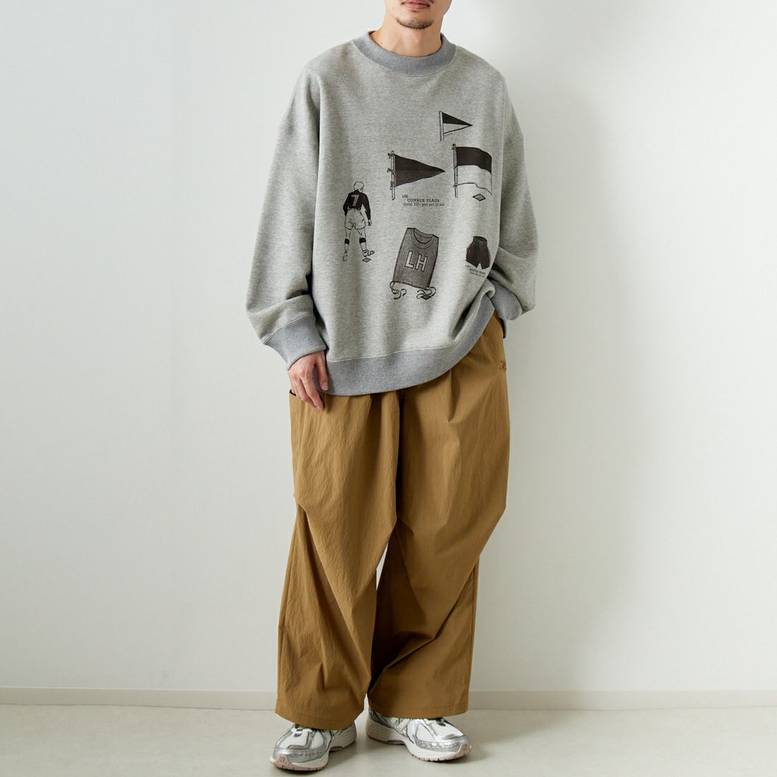 UMBRO HOUSE [アンブロハウス] オールドアーカイブ プリントスウェット [UH0101-M2002C] GREY&&モデル身長：168cm 着用サイズ：L&&