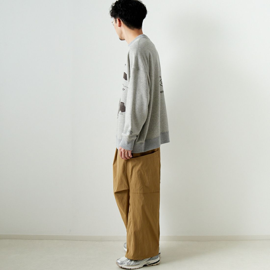 UMBRO HOUSE [アンブロハウス] オールドアーカイブ プリントスウェット [UH0101-M2002C] GREY&&モデル身長：168cm 着用サイズ：L&&
