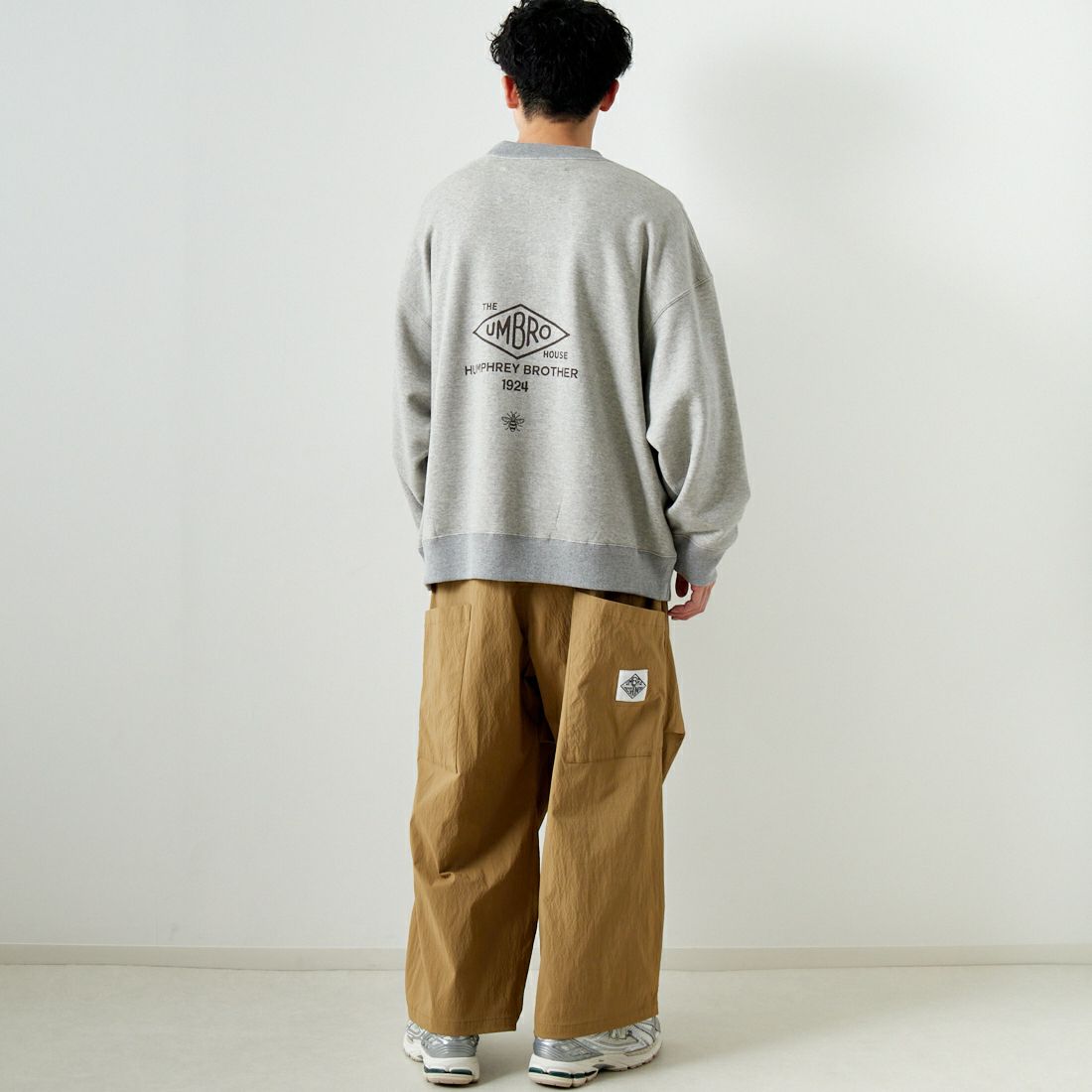 UMBRO HOUSE [アンブロハウス] オールドアーカイブ プリントスウェット [UH0101-M2002C] GREY&&モデル身長：168cm 着用サイズ：L&&