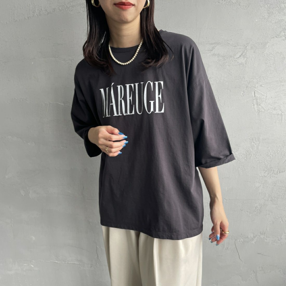 MICA&DEAL [マイカアンドディール] MAREUGE プリントTシャツ [0124109005] CHARCOAL&&モデル身長：163cm　着用サイズ：F&&