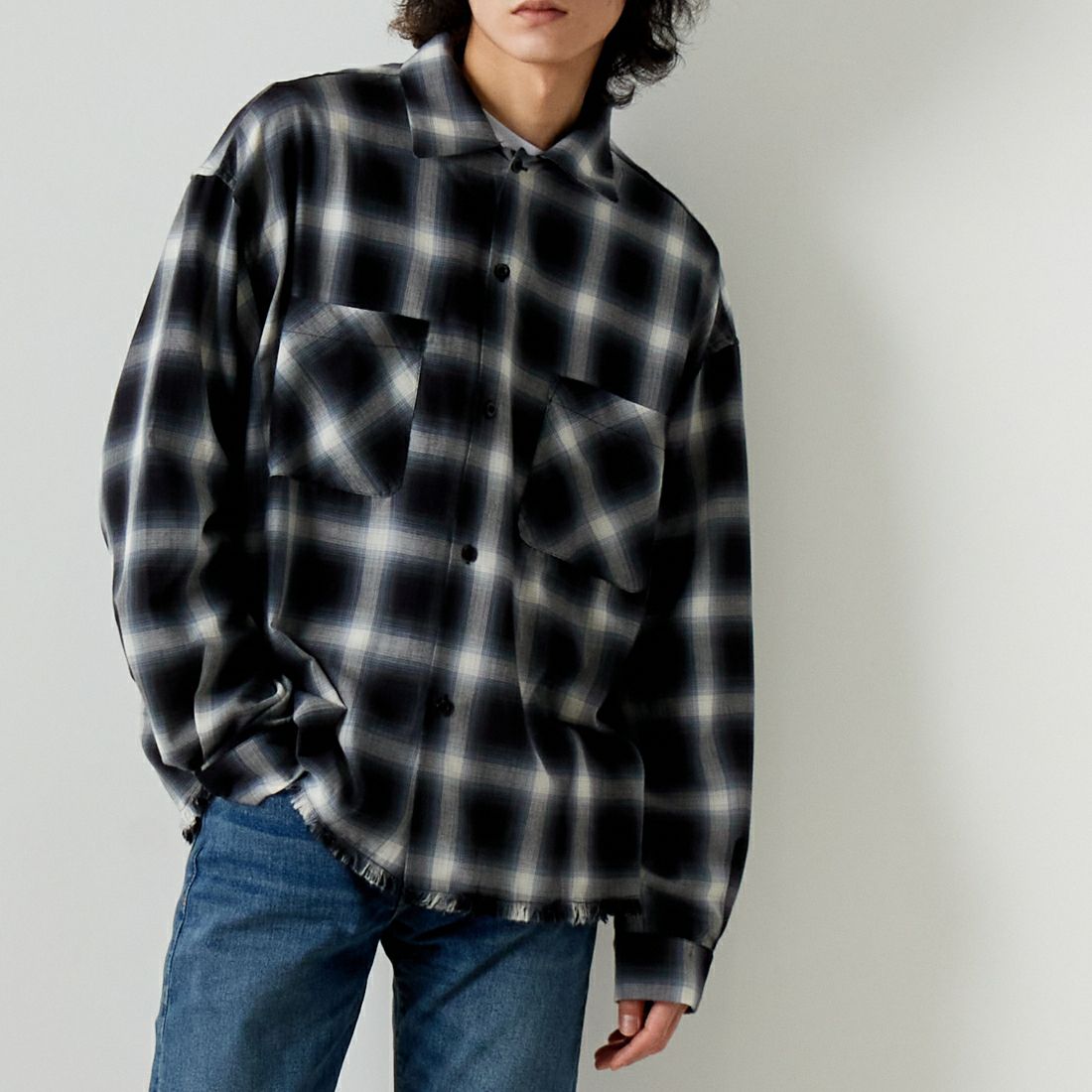 Jeans Factory Clothes [ジーンズファクトリークローズ] オンブレグランジシャツ [JFC-241-015] BLK &&モデル身長：182cm 着用サイズ：M&&