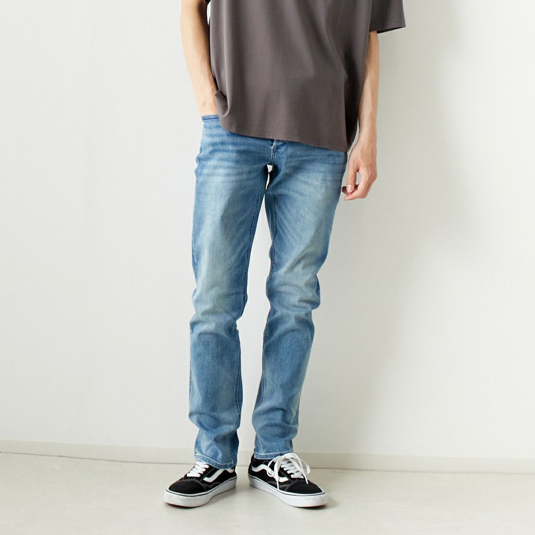 LIGHT BLUE&&モデル身長：182cm 着用サイズ：29&&