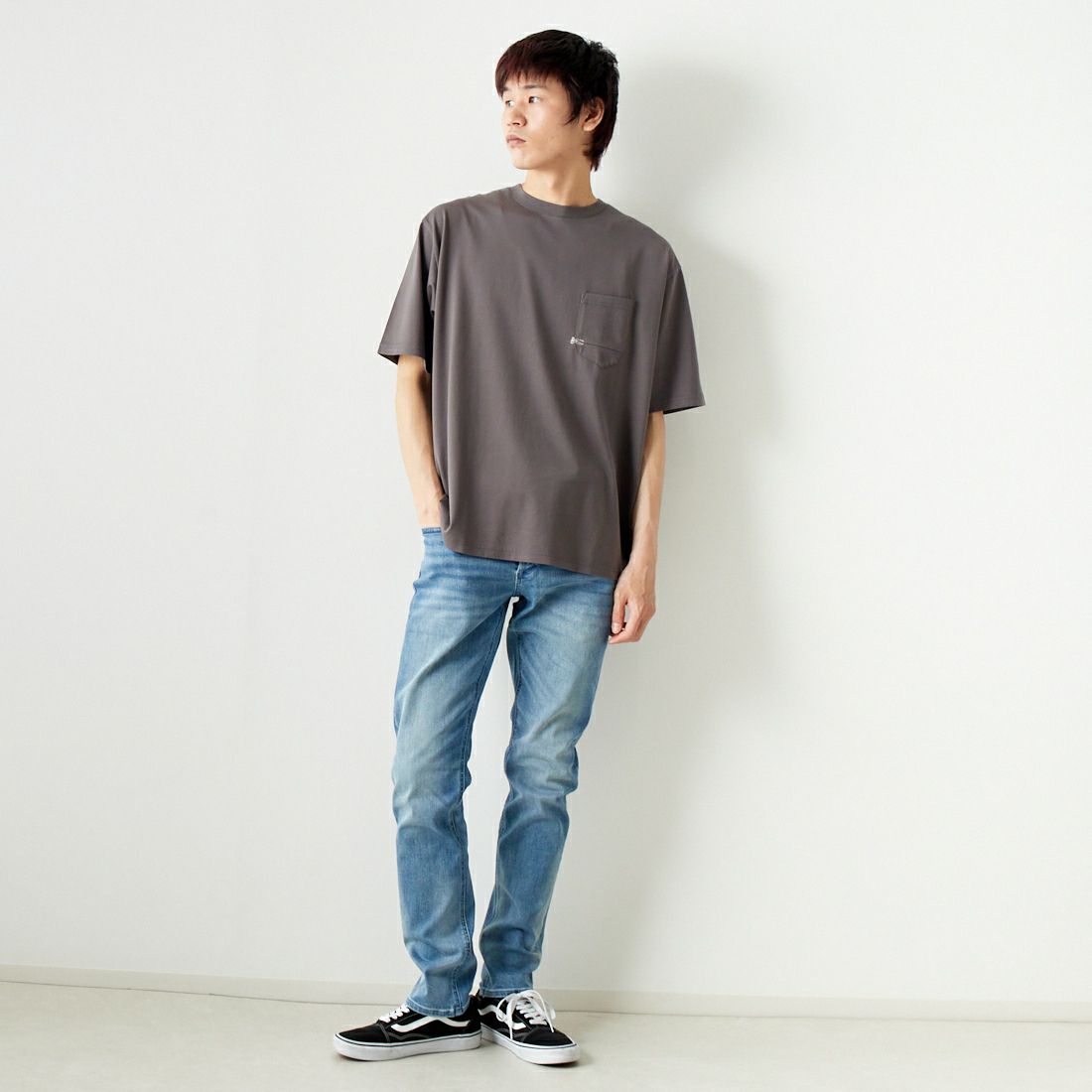 DENHAM [デンハム] スリムフィットジーンズ RAZOR [RAZOR-FMMI-CS] LIGHT BLUE &&モデル身長：182cm 着用サイズ：29&&