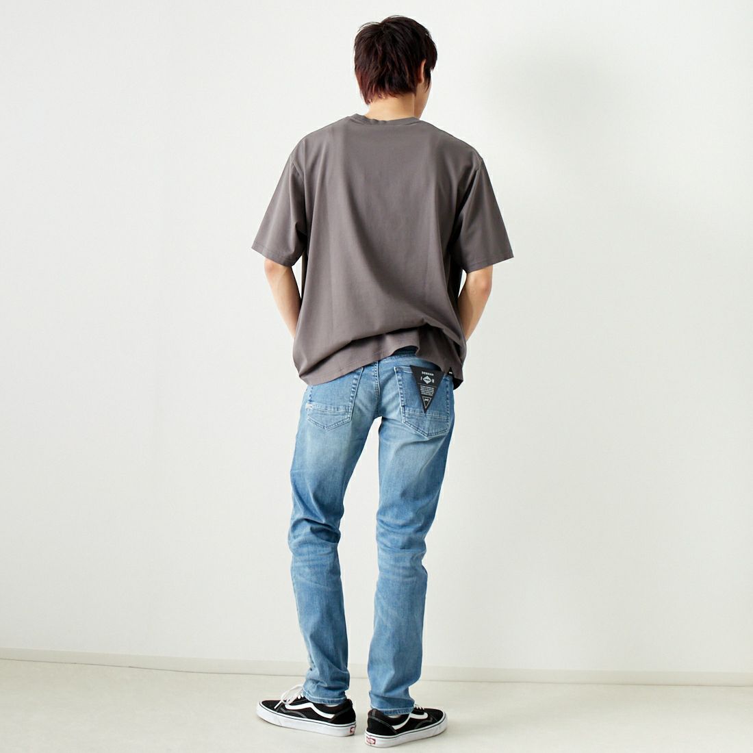 DENHAM [デンハム] スリムフィットジーンズ RAZOR [RAZOR-FMMI-CS] LIGHT BLUE &&モデル身長：182cm 着用サイズ：29&&