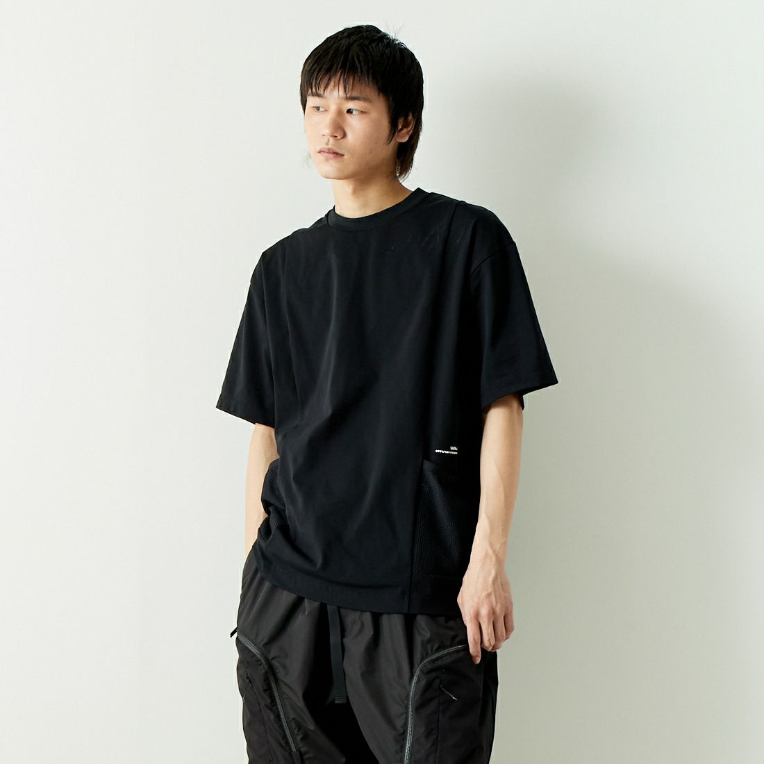 White Mountaineering [ホワイトマウンテニアリング] サイドポケットTシャツ [WM2471505] BLACK &&モデル身長：182cm 着用サイズ：2&&