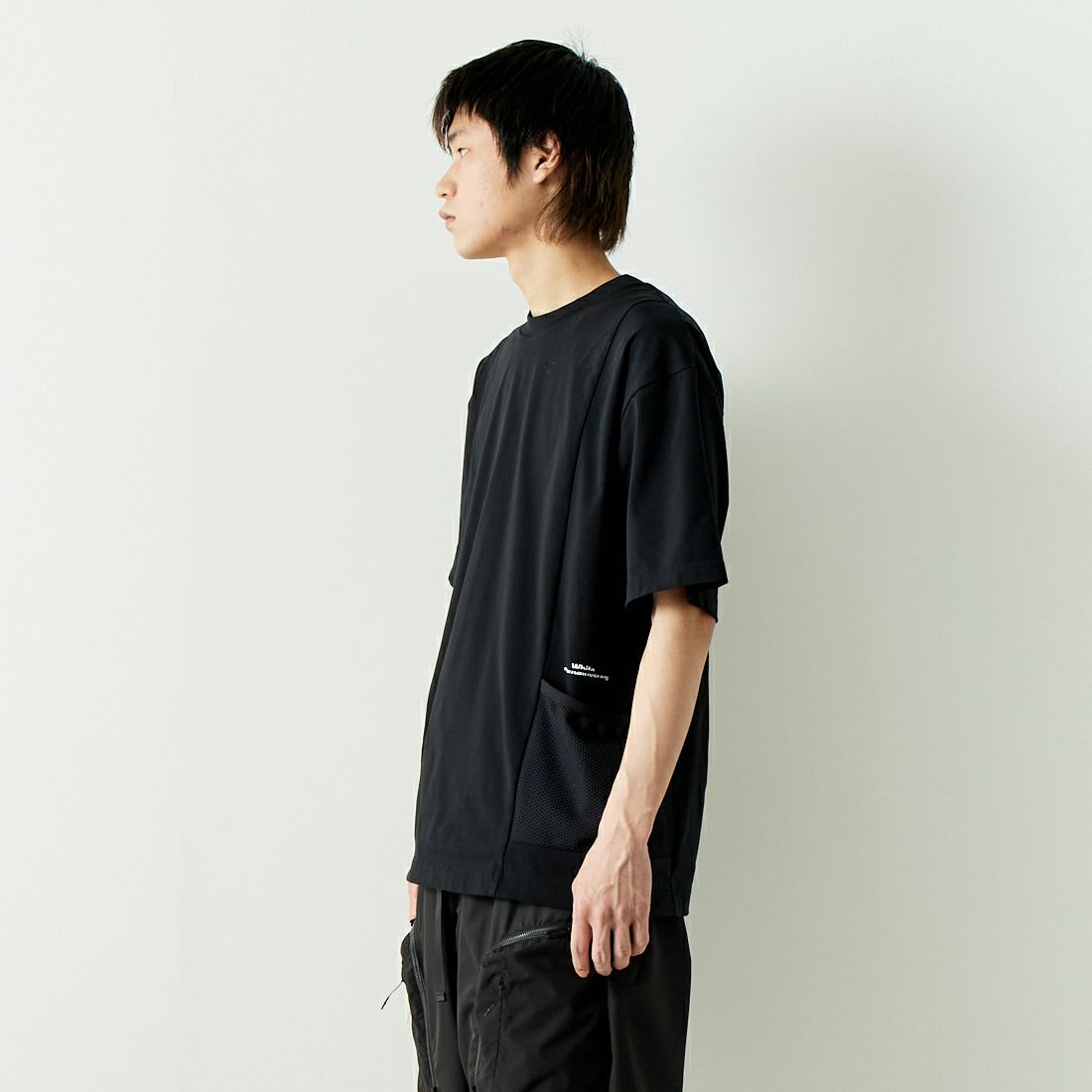 White Mountaineering [ホワイトマウンテニアリング] サイドポケットTシャツ [WM2471505] BLACK &&モデル身長：182cm 着用サイズ：2&&