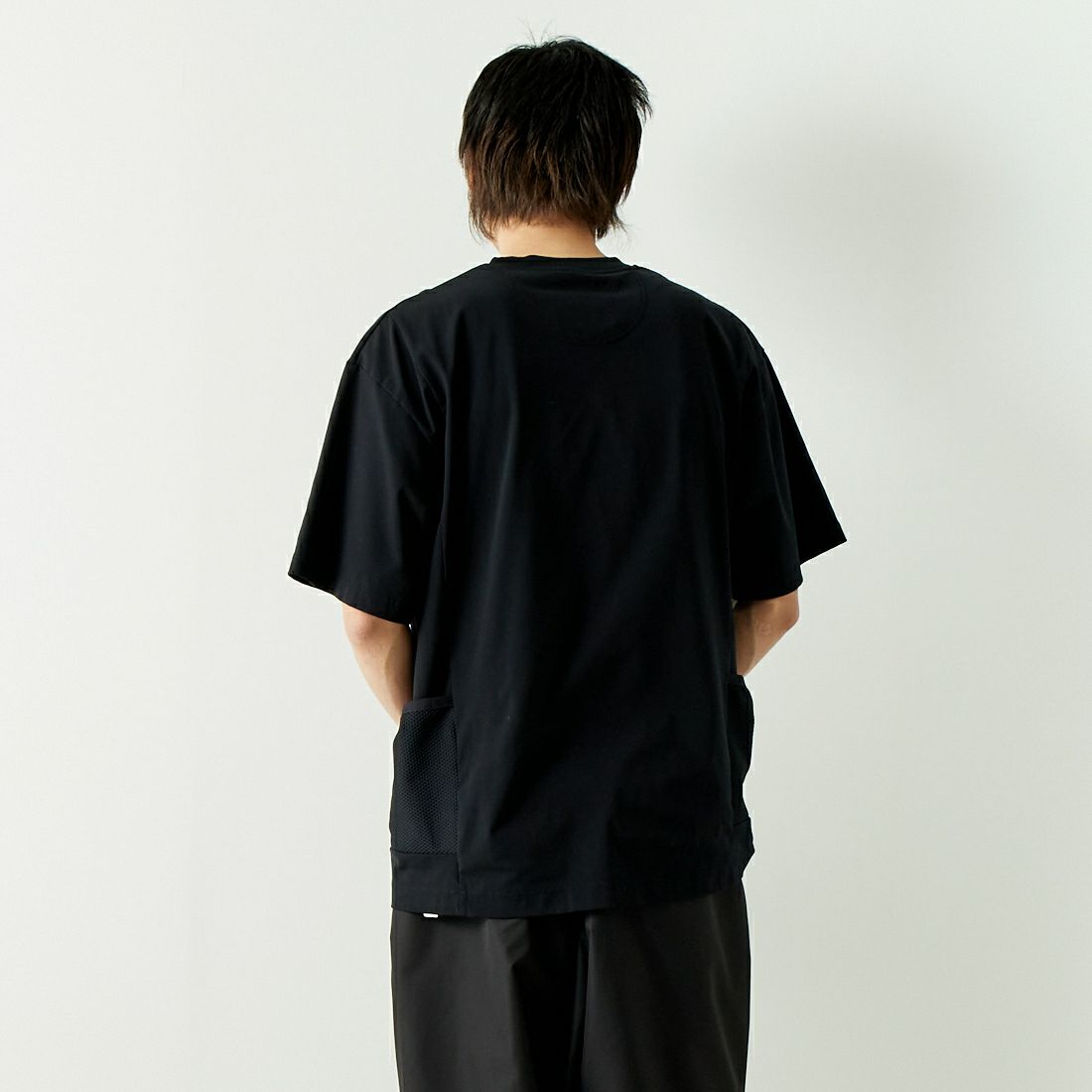 White Mountaineering [ホワイトマウンテニアリング] サイドポケットTシャツ [WM2471505] BLACK &&モデル身長：182cm 着用サイズ：2&&