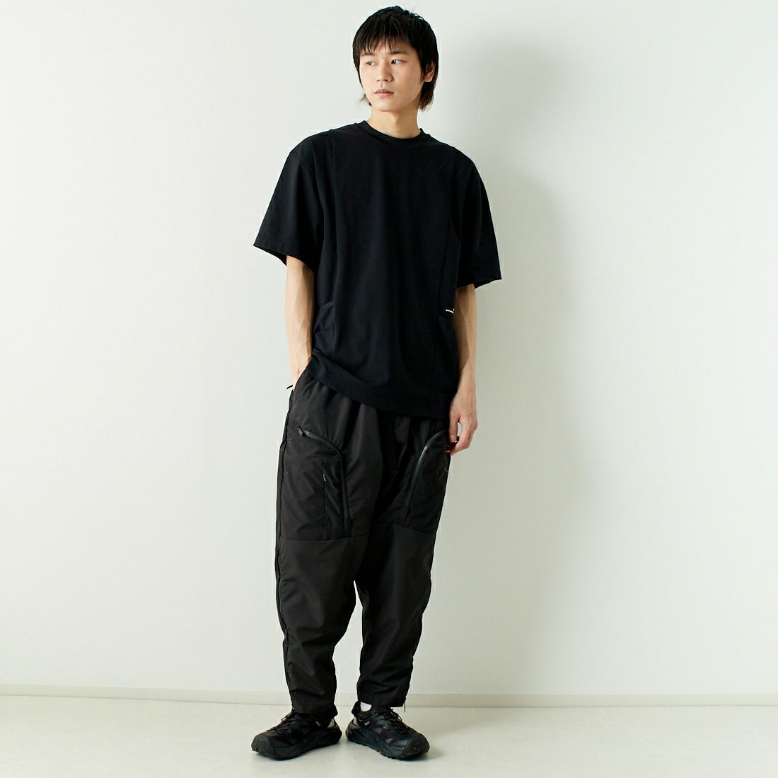 White Mountaineering [ホワイトマウンテニアリング] サイドポケットTシャツ [WM2471505] BLACK &&モデル身長：182cm 着用サイズ：2&&