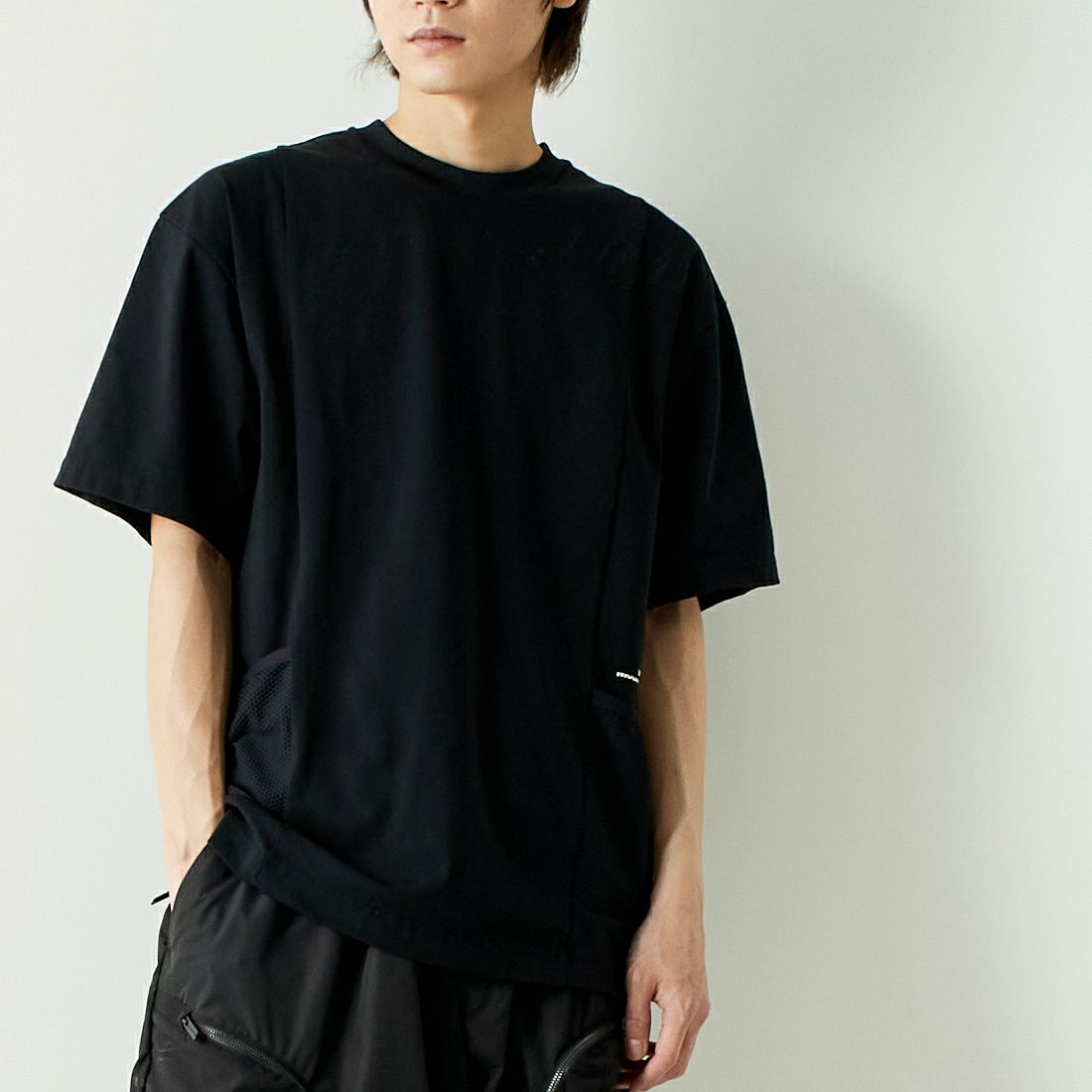 White Mountaineering [ホワイトマウンテニアリング] サイドポケットTシャツ [WM2471505] BLACK &&モデル身長：182cm 着用サイズ：2&&