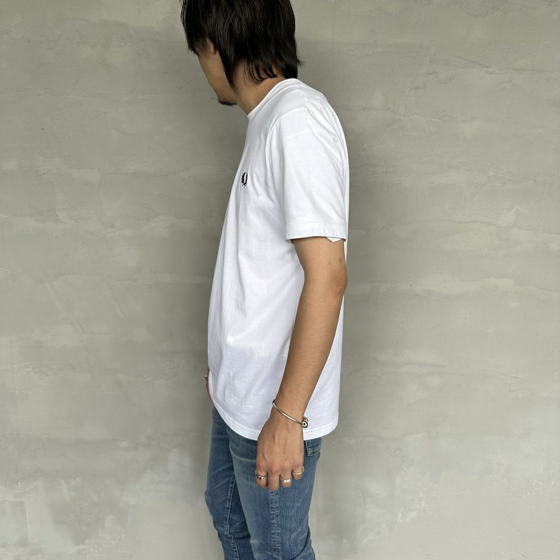 FRED PERRY [フレッドペリー] ビックローレルリースロゴ バックプリントTシャツ [M7784-JF] 100 WHITE &&モデル身長：173cm 着用サイズ：M&&