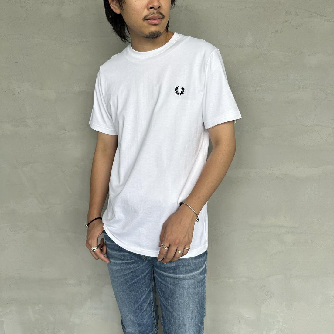 FRED PERRY [フレッドペリー] ビックローレルリースロゴ バックプリントTシャツ [M7784-JF] 100 WHITE &&モデル身長：173cm 着用サイズ：M&&