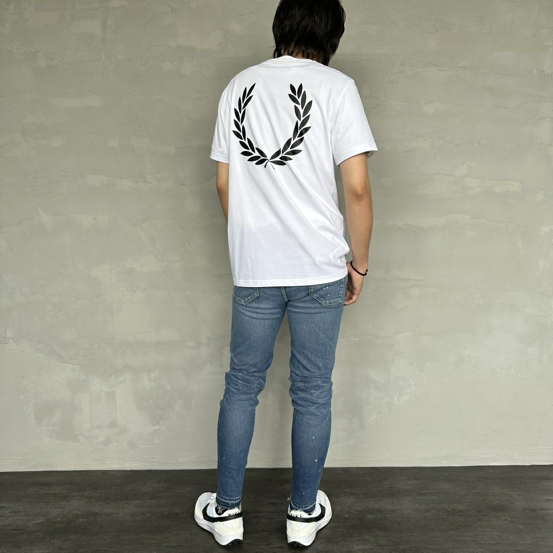 FRED PERRY [フレッドペリー] ビックローレルリースロゴ バックプリントTシャツ [M7784-JF] 100 WHITE &&モデル身長：173cm 着用サイズ：M&&