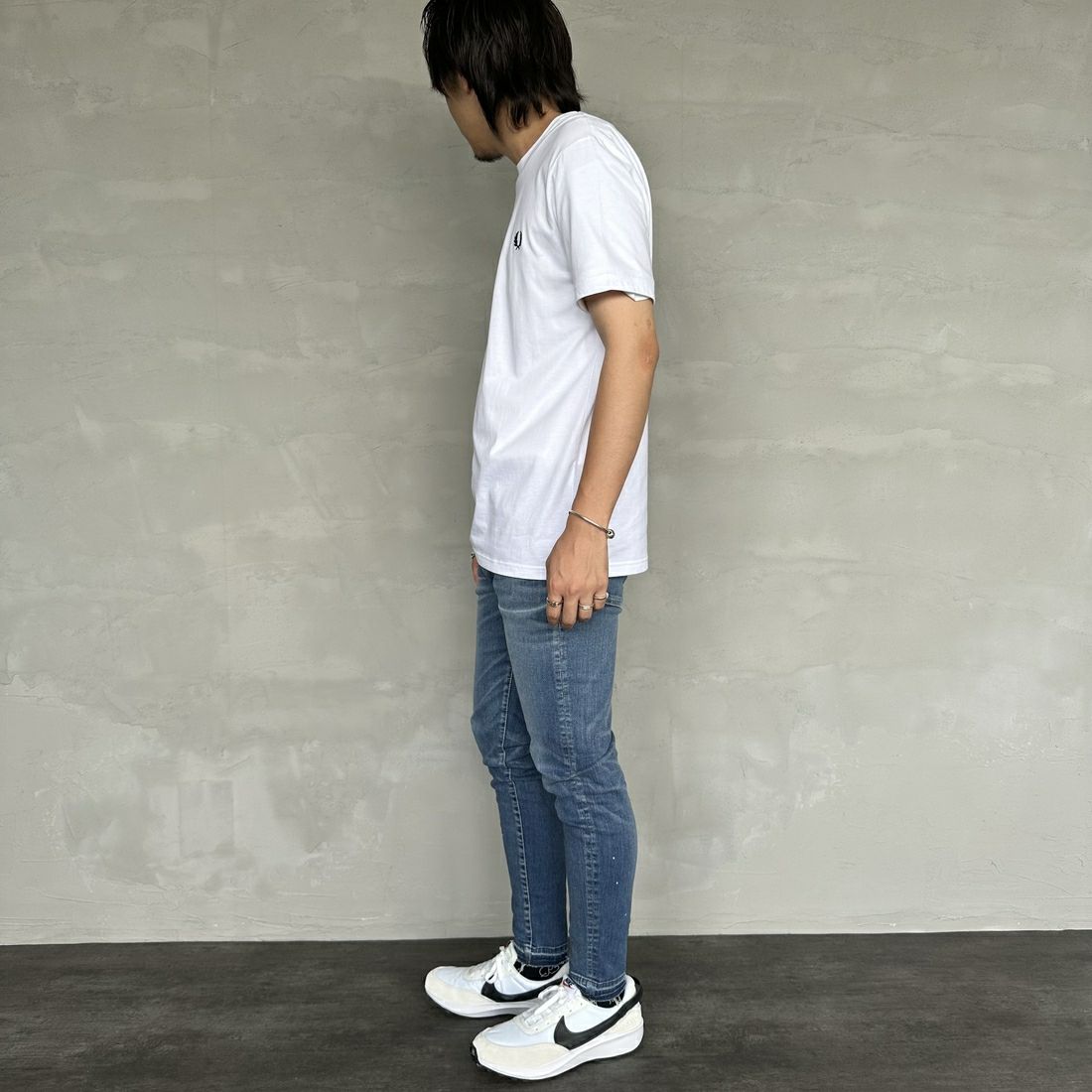 FRED PERRY [フレッドペリー] ビックローレルリースロゴ バックプリントTシャツ [M7784-JF] 100 WHITE &&モデル身長：173cm 着用サイズ：M&&